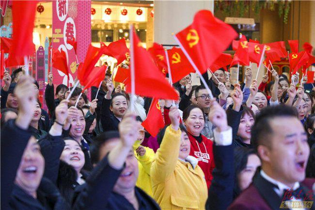 特务藏匿乡村多年，骗过村民当选村干部，却因与妻子争吵露出马脚